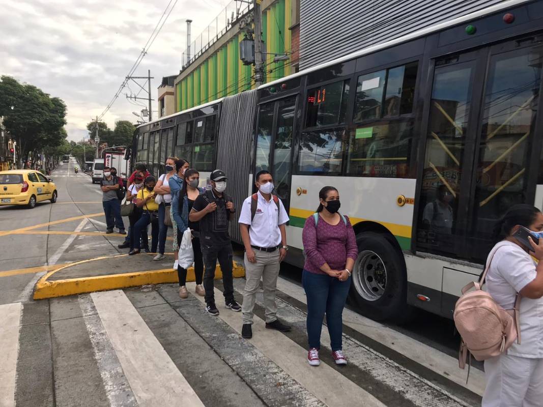 En la calle hoy más que nunca será crucial darle un buen uso a los tapabocas y tener a la mano gel antibacterial. Mientras camina por las aceras también respete la distancia del otro. Fotos: Manuel Saldarriaga y Jaime Pérez. 