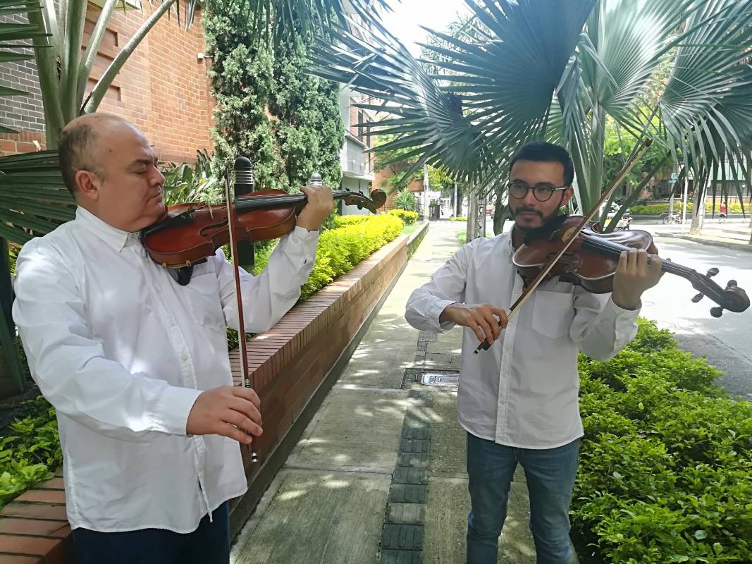 Gonzalo Ospina con el violín y David Merchán con la viola, ligeramente más grande que el violín. FOTO MANUEL SALDARRIAGA