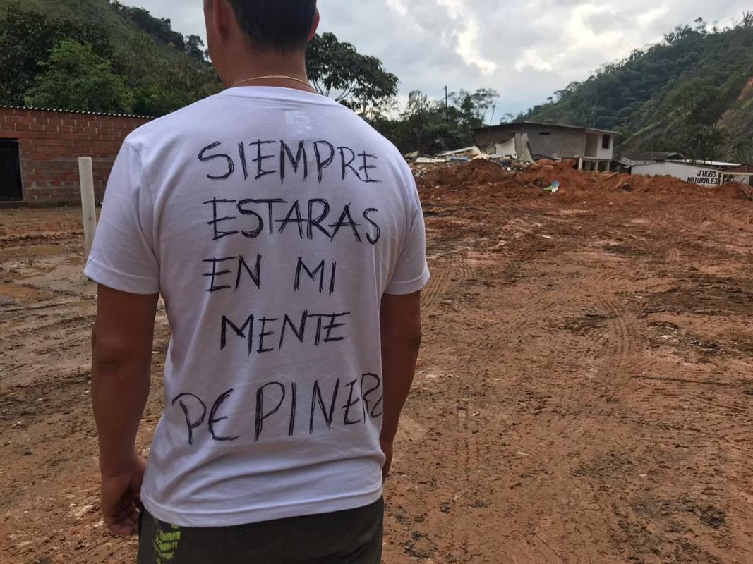 El derrumbe dejó atrapadas a cinco personas, de las cuales tres se rescataron con vida. Un menor de 7 años es una de las víctimas mortales. FOTO JULIO HERRERA