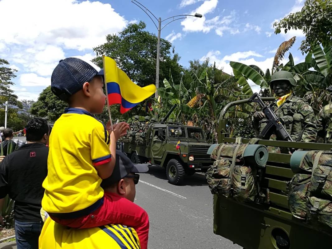 La parte de atrás del desfile está conformada por bandas marciales, 60 miembros de la guardia indígena, un contingente del cuerpo oficial de Bomberos Medellín y agentes de tránsito de la Secretaría de Movilidad.