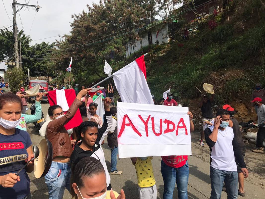 “Necesitamos comida” es el llamado que le hacen a la Alcaldía de Medellín los habitantes del barrio Vallejuelos, del sector de Robledo, en la comuna 7 de Medellín. FOTO JULIO CÉSAR HERRERA 
