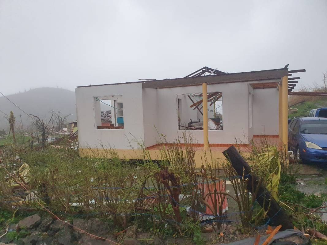 Las autoridades locales reportan por lo menos dos personas fallecidas y una desaparecida, no quedó en toda la isla ninguna estructura intacta. Foto: Arthur Robinson Dawkins