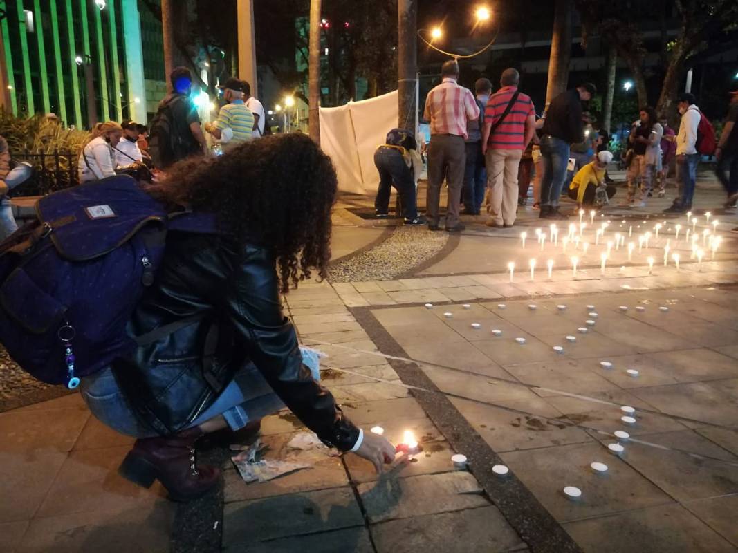 Hacia las 7 de la noche, unas 50 personas llegaron al Parque Berrío con el fin de manifestarse a favor de la vida y en contra del abuso policial. FOTO MANUEL SALDARRIAGA