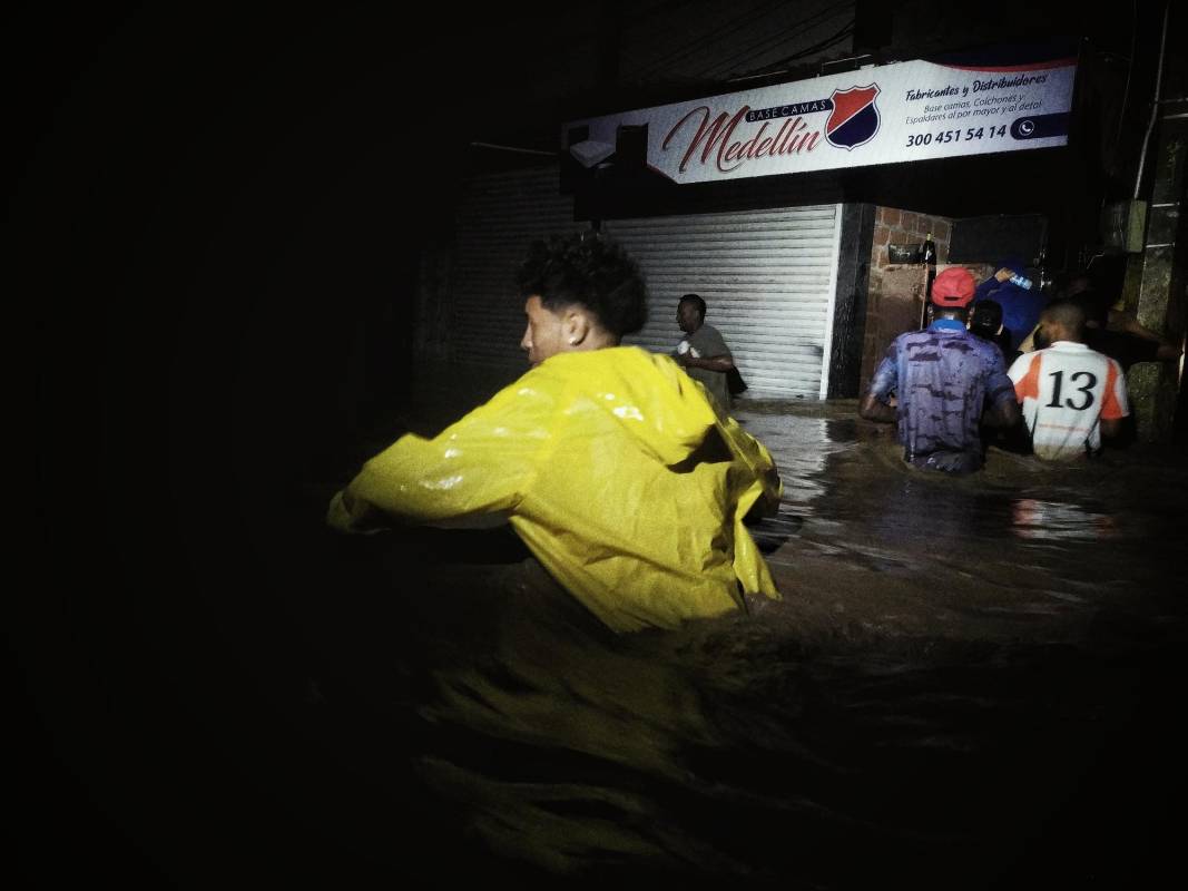 En el lugar, el cuerpo de bomberos local recibió apoyo del Ejército Nacional para evacuar a los residentes de las zonas en peligro. Foto: Sergio Ríos Mena