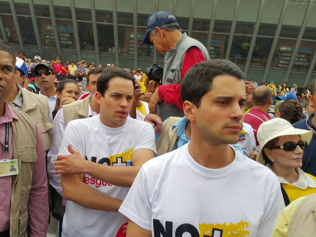 Los hijos de Uribe se subieron a la tarima y tomaron el micrófono para hablar sobre la supuesta persecución de la Fiscalía en contra de políticos del uribismo. FOTO DONALDO ZULUAGA