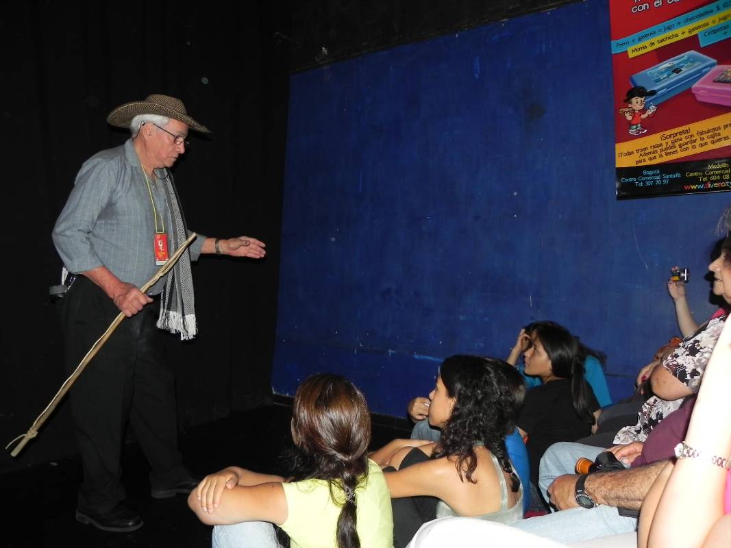 Vivapalabra es el espacio dedicado a la cuentería y narración oral. Jota Villaza, Patricia Casas y María Jiménez son algunos de los artistas permanentes de esta entidad creada en 1997. También es escuela de cuentería. Está situada en la Cl 55 N° 45-37. Teléfono: 239 61 04. Foto: Esteban Vanegas