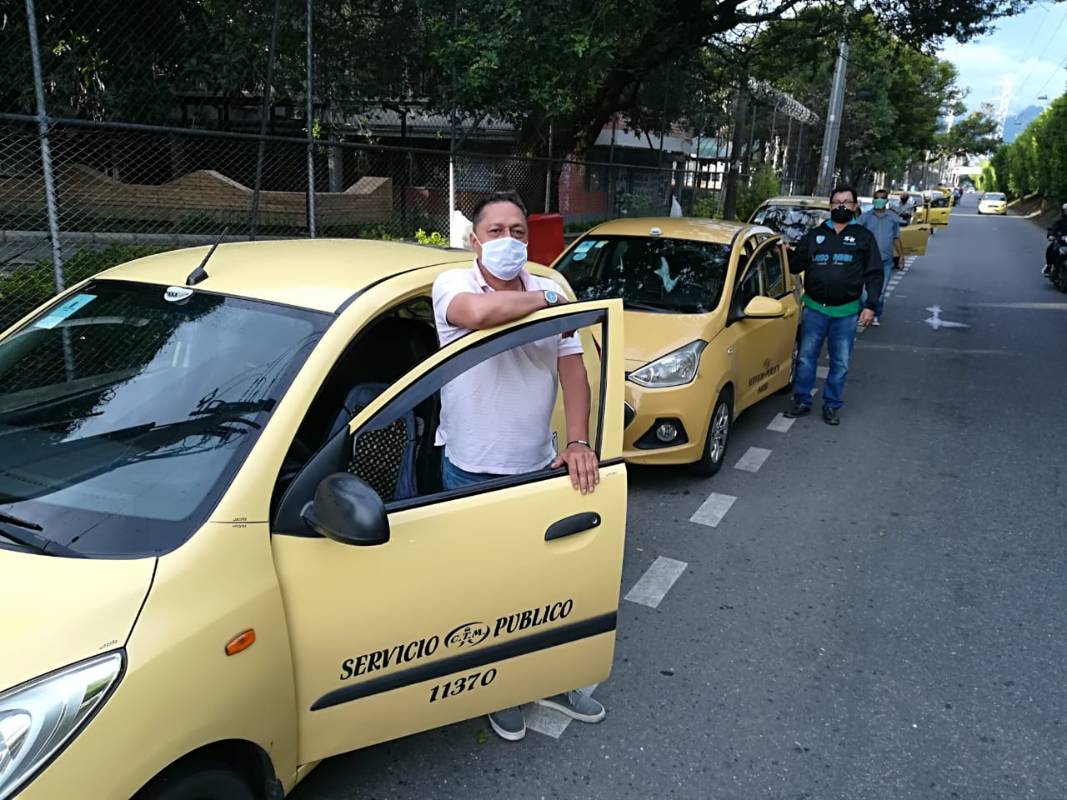 La Alcaldía de Medellín reportó que quienes salgan a la calle sin tapabocas podrán ser multados por la Policía ($936.000). Fotos: Manuel Saldarriaga y Jaime Pérez. 