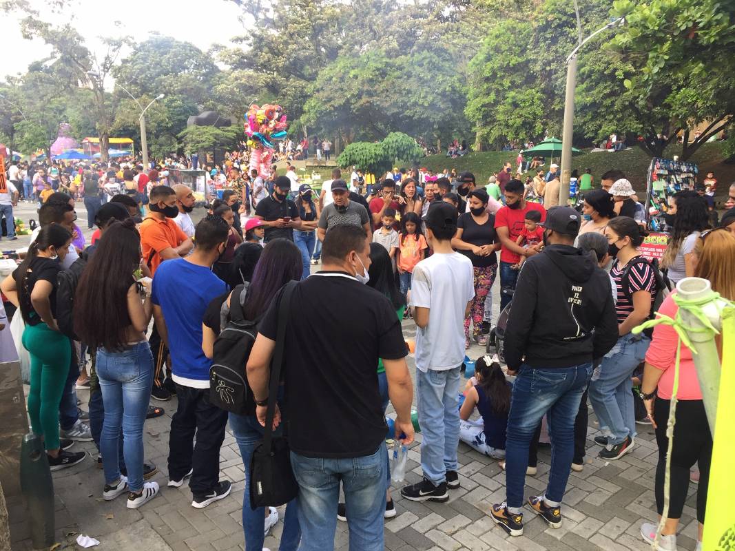 Muchos ciudadanos se resisten a cambiar las formas de compartir en los espacios públicos de Medellín debido a la situación de salud pública mundial. FOTO: Edwin Bustamante