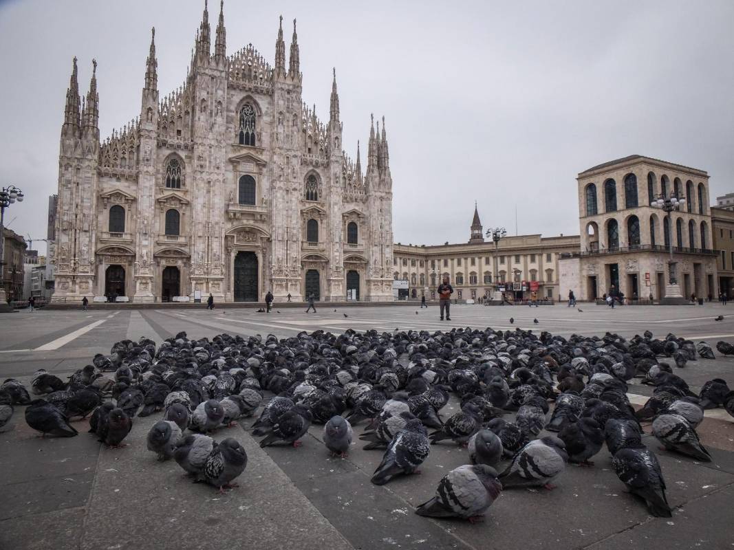 La Catedral di Santa María Nascente, en Milán, también permaneció cerrada. FOTO EFE