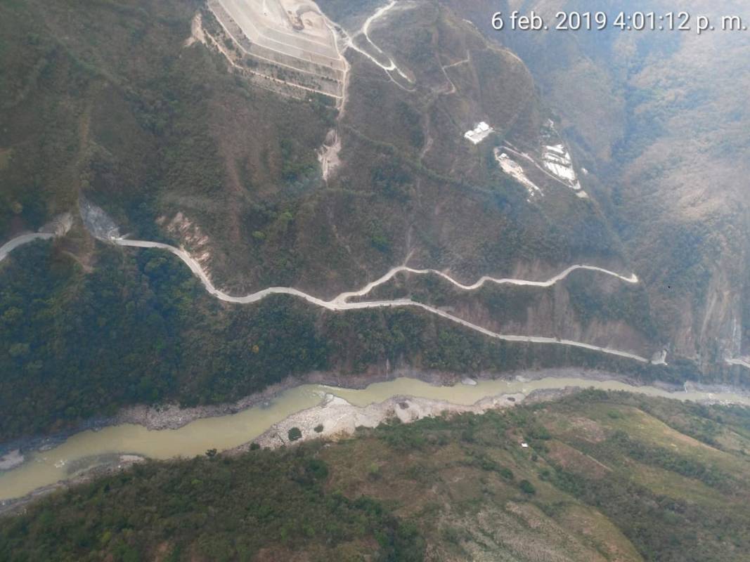 En estas imágenes tomadas en un sobrevuelo por el Bajo Cauca antioqueño se puede apreciar el caudal que lleva el río que está generando la muerte de los peces. FOTO CORTESÍA EPM