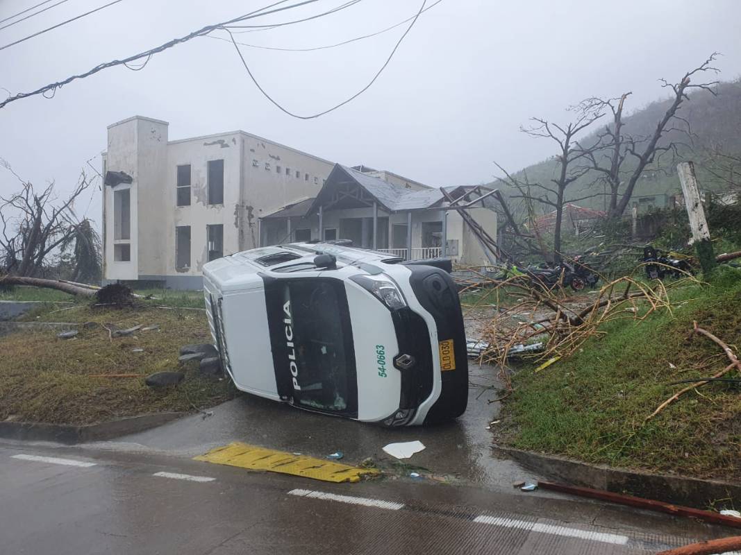 Las autoridades locales reportan por lo menos dos personas fallecidas y una desaparecida, no quedó en toda la isla ninguna estructura intacta. Foto: Arthur Robinson Dawkins