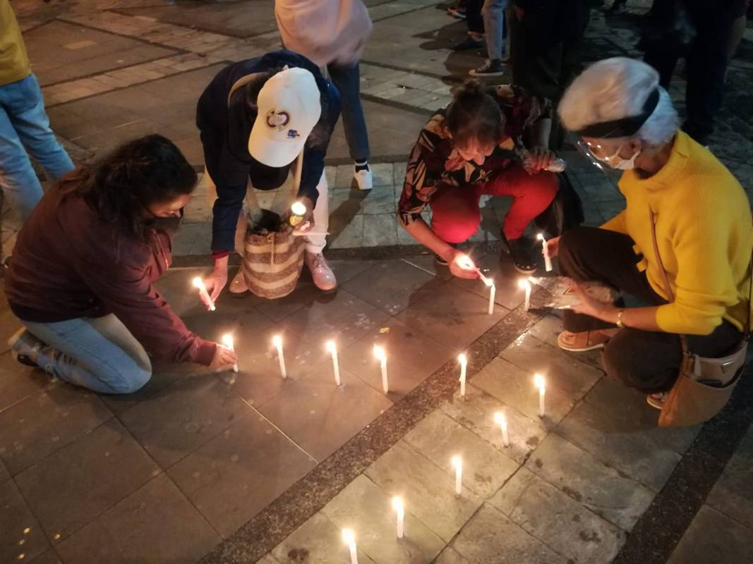 Hacia las 7 de la noche, unas 50 personas llegaron al Parque Berrío con el fin de manifestarse a favor de la vida y en contra del abuso policial. FOTO MANUEL SALDARRIAGA