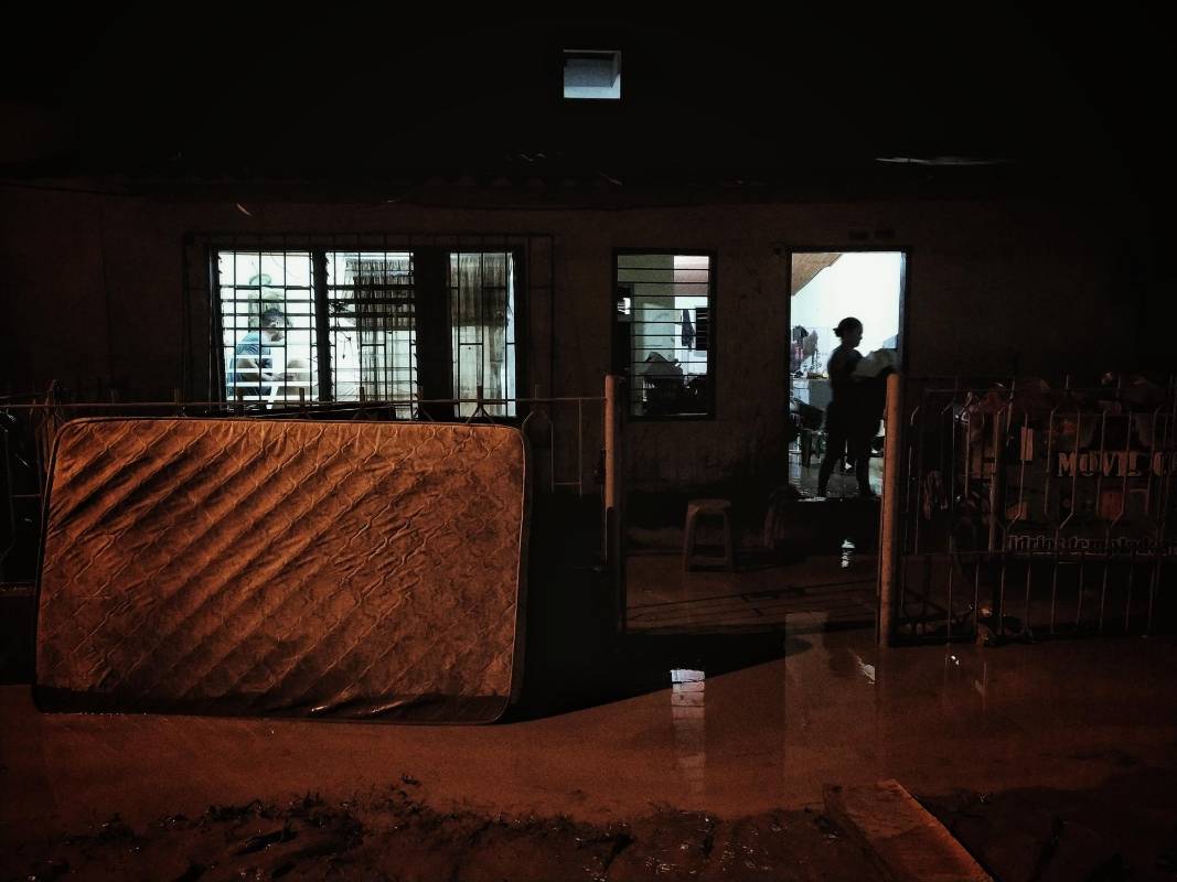 El agua obligó a salir de sus viviendas a los residentes de los barrios San Fernando, El Concejo, Las Brisas, Primero de Mayo, Alfonso López, El Ortiz, La Esperanza y Cadena. Foto: Sergio Ríos Mena