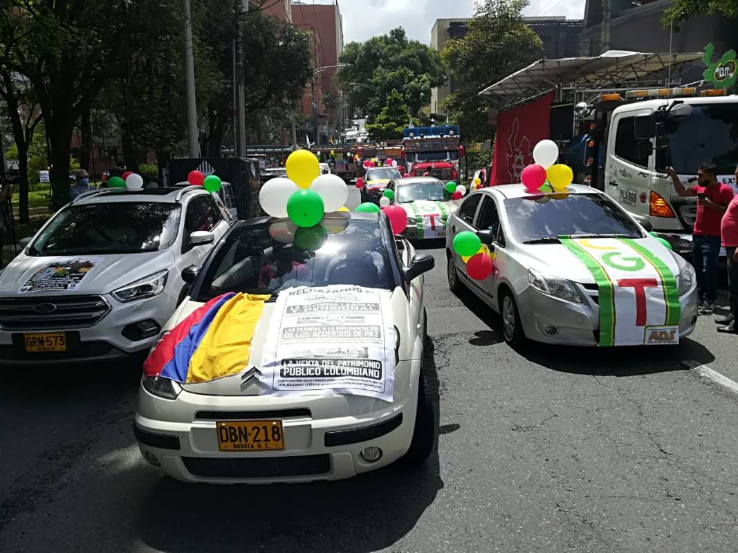 Con bombas y banderas, manifestantes decoran los vehículos que se unirán a la marcha. FOTO MANUEL SALDARRIAGA