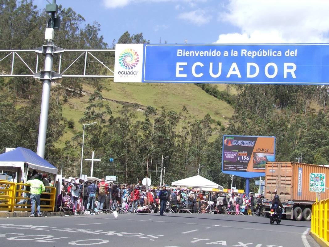 El último millar ingresó en un tiempo récord de tres horas desde que les sellaron los pasaportes en el lado colombiano hasta que salieron por la terminal ecuatoriana con destino a la estación de autobuses de Tulcán y dirigirse desde allí a otros destinos en el país o, la mayoría, a Perú. FOTO EFE