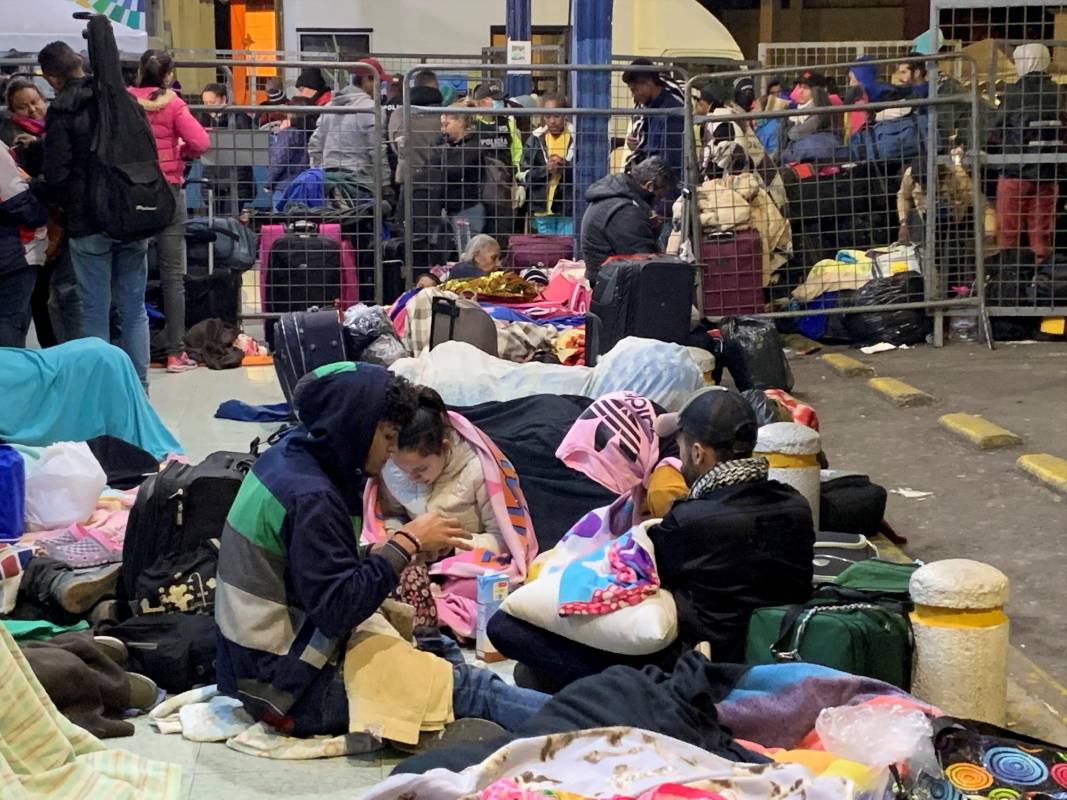Las gestiones de ACNUR y Unicef para agilizar los trámites fue crucial para que familias enteras cruzaran de un lado al otro al filo de la medianoche. FOTO EFE