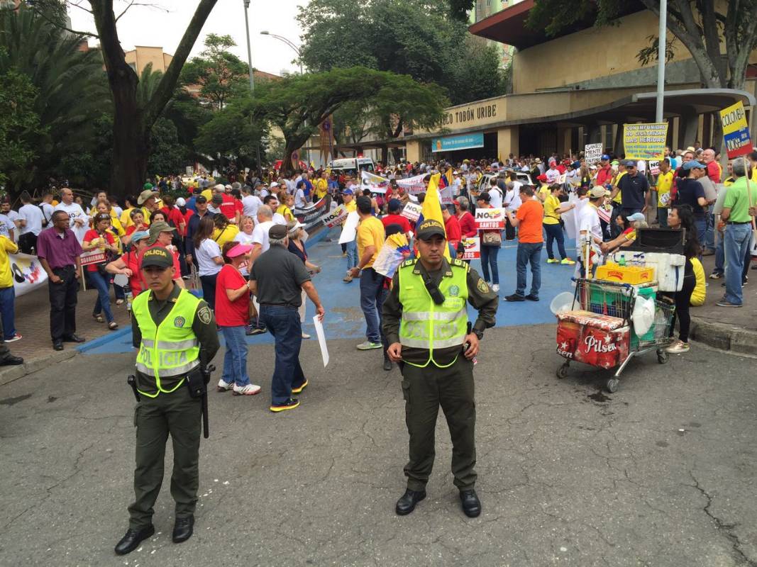 A las 9:50 de la mañana centenares de personas iniciaron la marcha del No+ en el Teatro Pablo Tobón Uribe. FOTO JULIO CESAR HERRERA