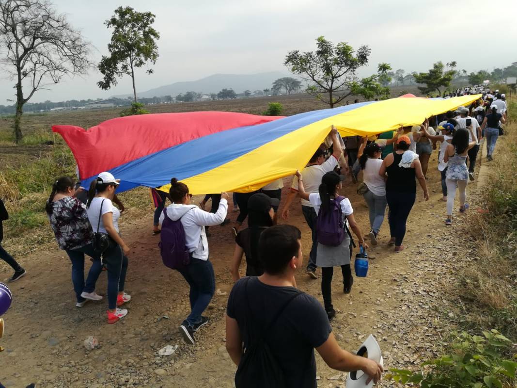 Una fila ininterrumpida de personas, muchas de ellas provenientes de Venezuela, avanza hacia el ingreso del Venezuela Aid Live. Foto: Manuel Saldarriaga