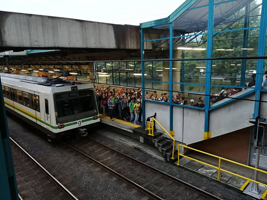 Operarios del Metro trabajan para guiar a los usuarios tras la falla que duró aproximadamente 15 horas. FOTO MANUEL SALDARRIAGA 