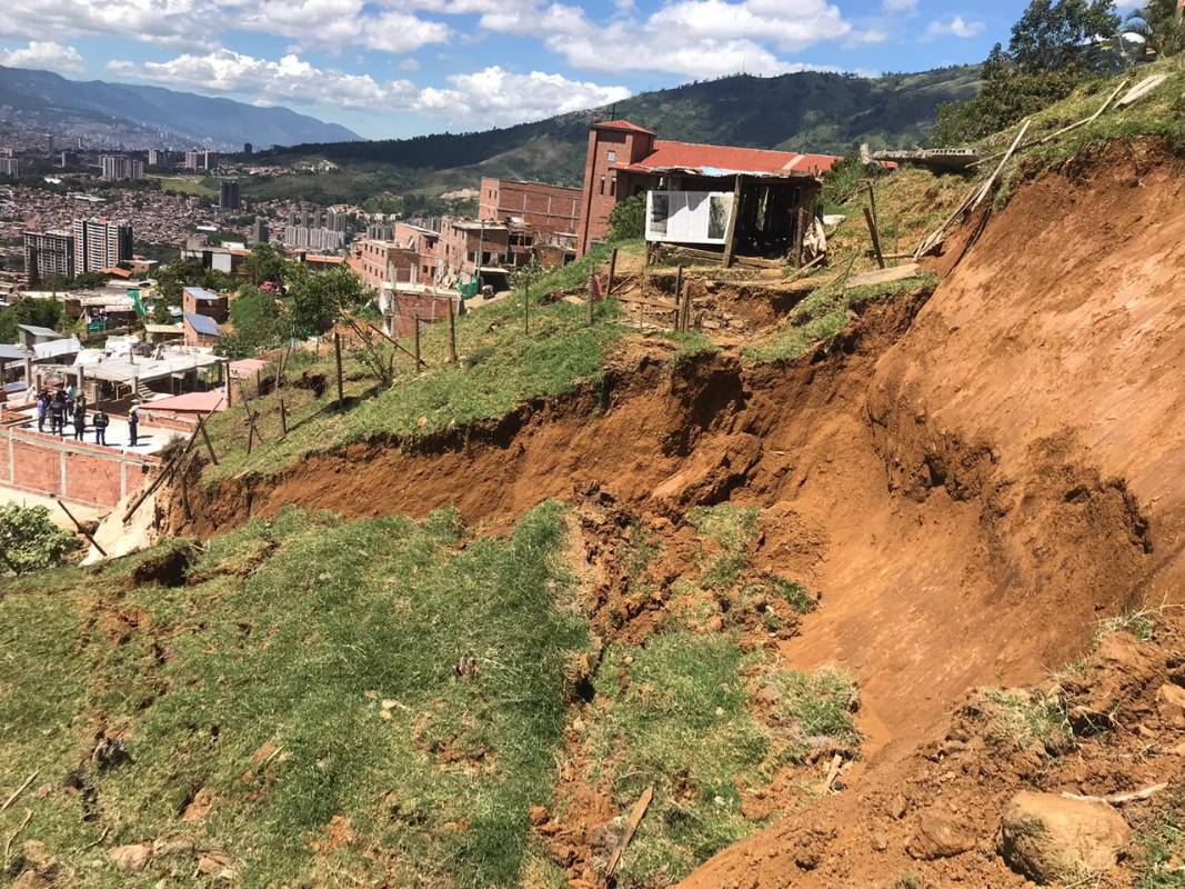 Seis viviendas evacuadas por fallas en el terreno y unas 30 personas autoalbergadas en casas de familias y amigos. FOTO: Julio Cesar Herrera.