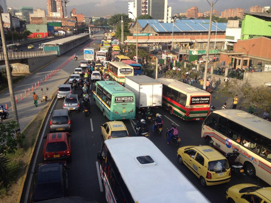 Así lucía el panorama cerca de la Minorista antes de las 7 de la mañana. FOTO JULIO CÉSAR HERRERA