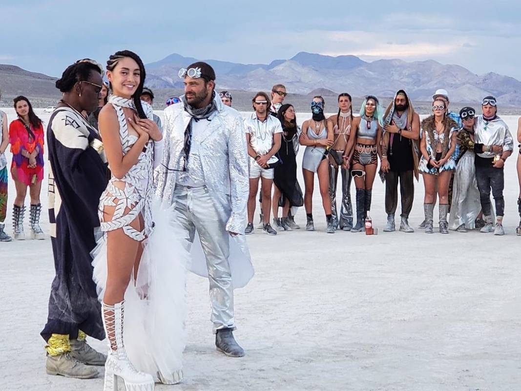La modelo publicó varias imágenes de la ceremonia acompañada de amigos y familiares. FOTO INSTAGRAM David Reuben Jr