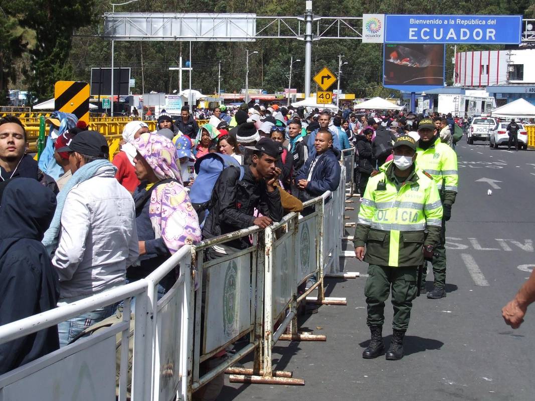 Después de un fin de semana en el que se calcula que ingresaron unos 10.000, a alrededor de las 2:00 de la madrugada, no quedaba ni un solo venezolano en los corredores enrejados que conectan las dos terminales. FOTO EFE