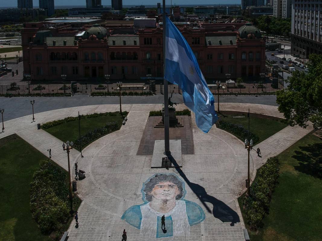 Fanáticos en el mundo le rindieron tributo a la leyenda del fútbol argentino Diego Armando Maradona enterrado en las afueras de Buenos Aires. El cortejo fúnebre recorrió unos 40 km desde la Casa Rosada, sede del Ejecutivo, donde se realizó la velación. Foto: EFE
