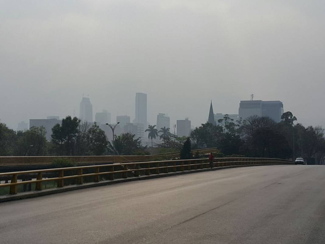 La capa de contaminación aún cubre el horizonte. FOTO DONALDO ZULUAGA