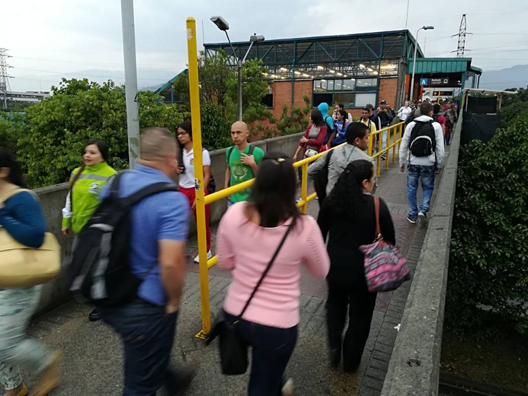 Aunque la empresa de transporte masivo había informado que la operación en su línea principal volvería a la normalidad desde las 4:30 a.m., el daño en la catenaria tardó en resolverse, lo que obligó al metro a cerrar por dos horas más las estaciones Aguacatala y Ayurá. FOTO MANUEL SALDARRIAGA 