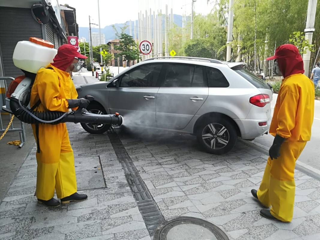 Los vehículos que ingresan al parqueadero también son desinfectados. FOTO MANUEL SALDARRIAGA