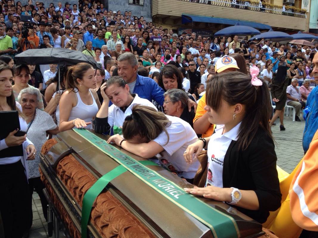 Familiares, amigos y residentes del municipio llenaron el parque principal para darle la última despedida a los 12 mineros. FOTO Julio César Herrera 