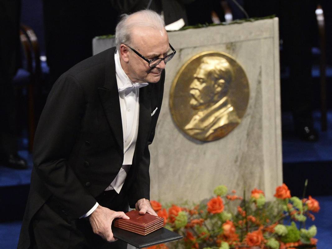 Patrick Modiano recibe el Nobel de literatura. FOTO Reuters