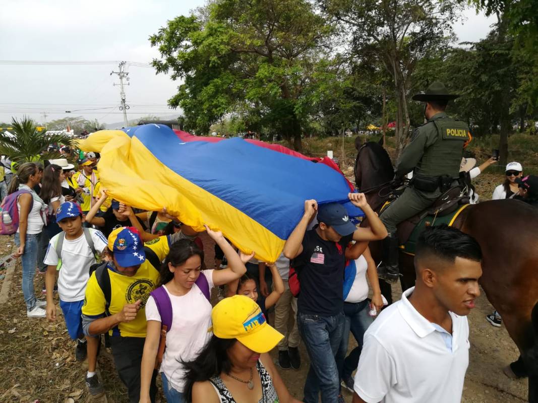 Una fila ininterrumpida de personas, muchas de ellas provenientes de Venezuela, avanza hacia el ingreso del Venezuela Aid Live. Foto: Manuel Saldarriaga.