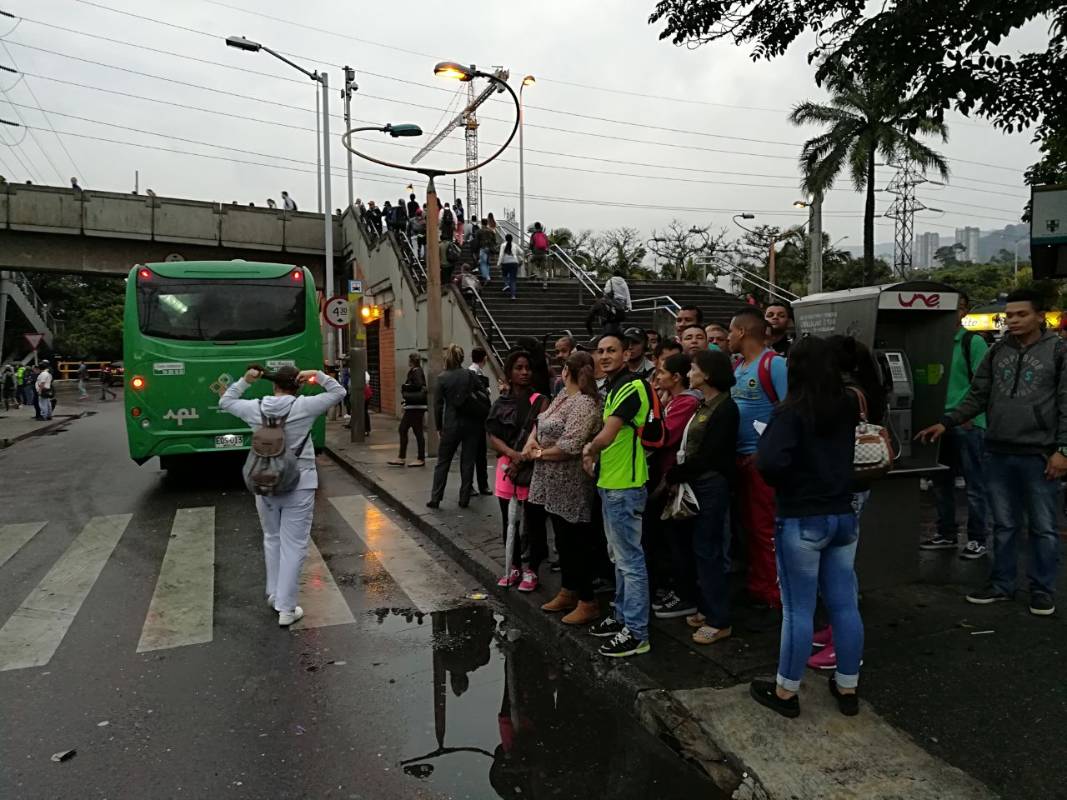 El gerente del Metro, Tomás Elejalde, descartó que hubiera fallas en el mantenimiento de las vías o que la catenaria se haya afectado por las obras de ampliación de la estación Poblado. Al parecer, fue rayo lo que afectó el fluido eléctrico de la línea. FOTO MANUEL SALDARRIAGA 