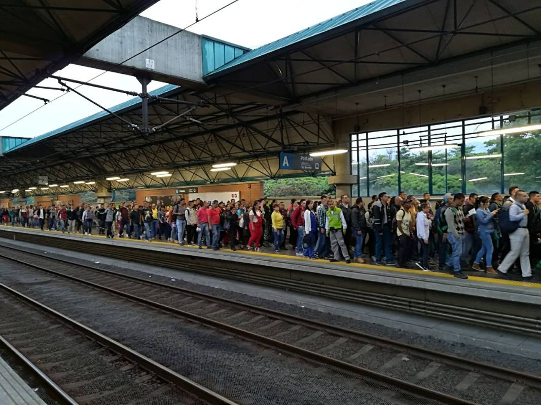 30 minutos después de que el Metro reestableciera la operación comercial en toda la línea A, la Estación Poblado presenta congestión. FOTO MANUEL SALDARRIAGA 