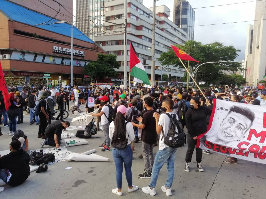 Recordaron el caso de Dylan Fuentes, el joven que murió luego de ser impactado en una marcha estudiantil por un proyectil disparado por agentes del Esmad. FOTO CARLOS VELÁSQUEZ