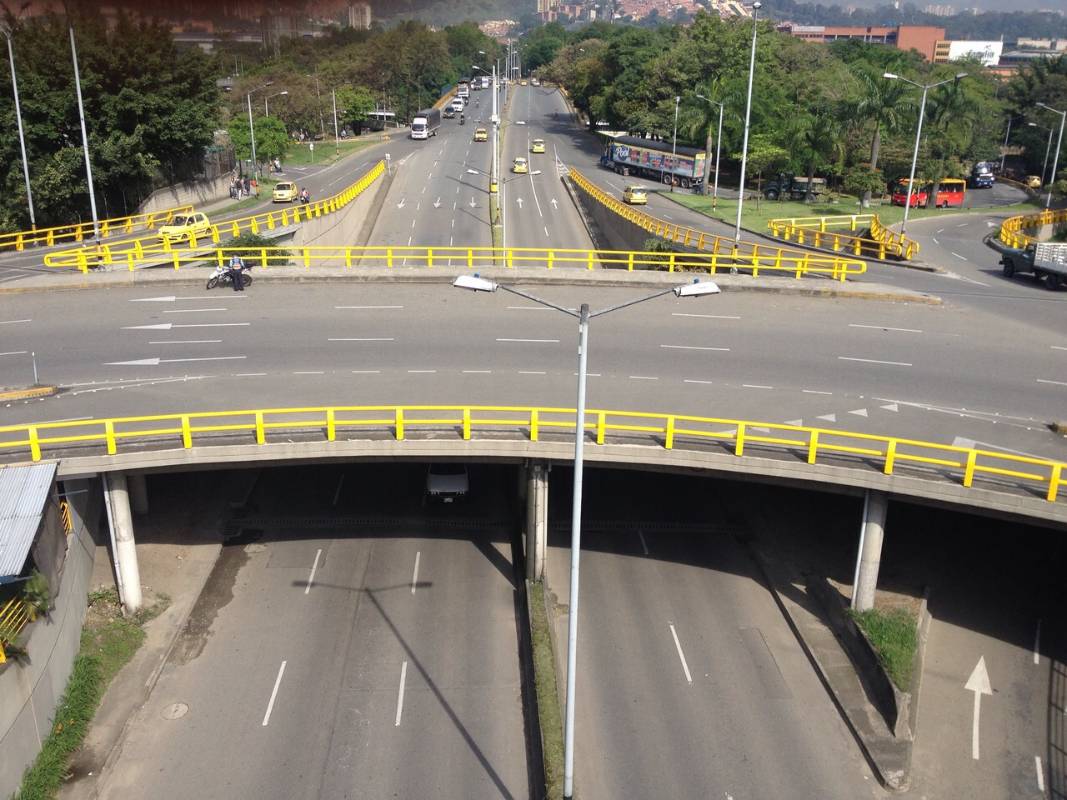 El intercambio vial de la Aguacatala lució despejado durante el Día sin carro. FOTO JULIO CÉSAR HERRERA