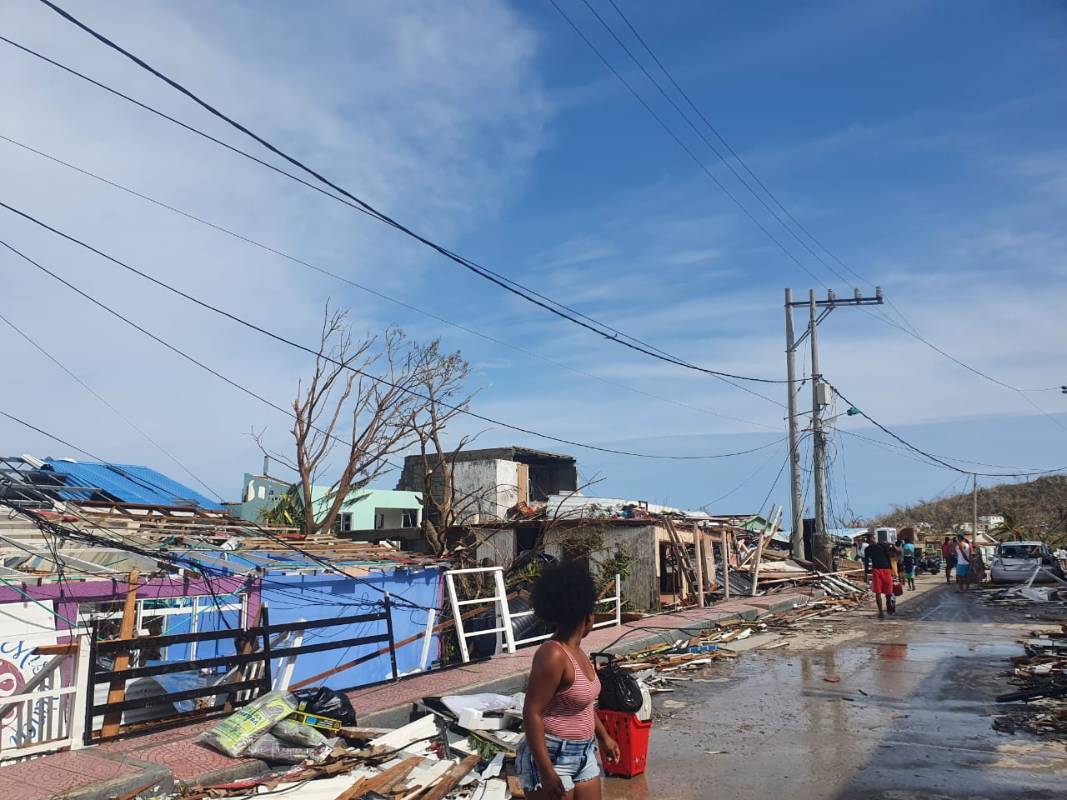 Las autoridades locales reportan por lo menos dos personas fallecidas y una desaparecida, no quedó en toda la isla ninguna estructura intacta. Foto: Arthur Robinson Dawkins