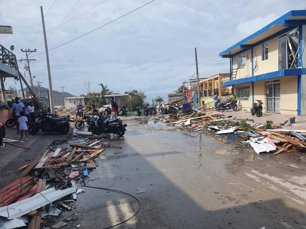 Las autoridades locales reportan por lo menos dos personas fallecidas y una desaparecida, no quedó en toda la isla ninguna estructura intacta. Foto: Arthur Robinson Dawkins
