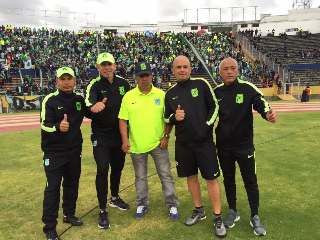 Miembros del cuerpo técnico de Atlético Nacional reconocen la cancha del estadio Atahualpa. FOTO Esteban Vanegas