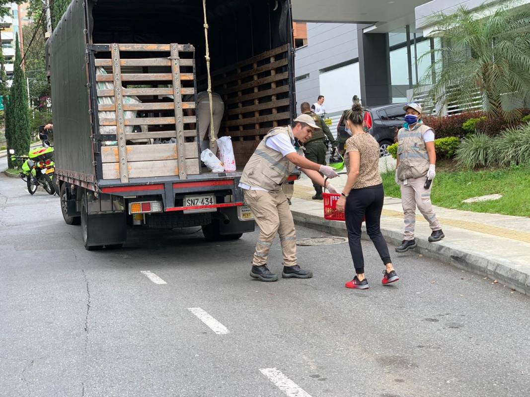 En la caravana de “Donatón por Medellín”, cientos de habitantes donan productos no perecederos para apoyar a las familias más vulnerables ante la pandemia. Foto: Cortesía