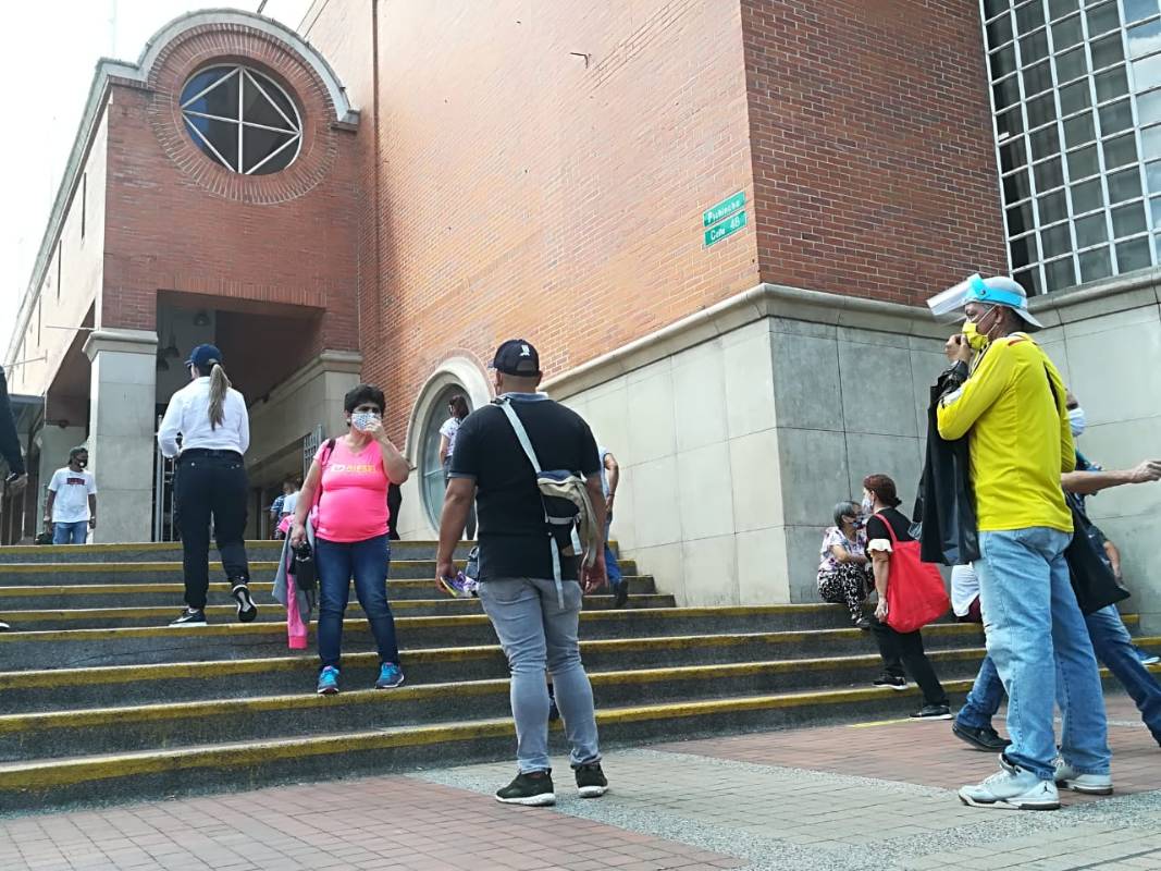 En los compradores se ven filas pero respetando el espacio entre los compradores. FOTO MANUEL SALDARRIAGA