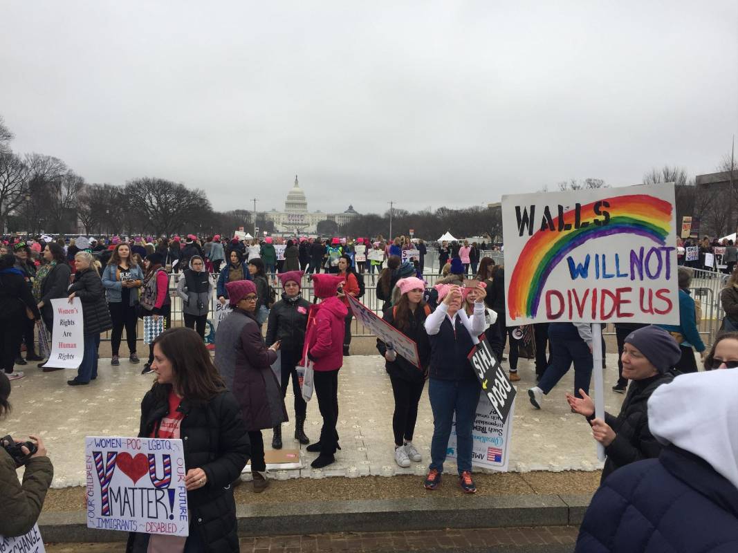 Trenes, metros y buses repletos de manifestantes -en su mayoría mujeres de todas las edades, pero también varios hombres- con coloridas pancartas y que vitoreaban y aplaudían, llegaron hasta las cercanías del Congreso para una protesta cuya participación se anuncia récord. FOTO AFP