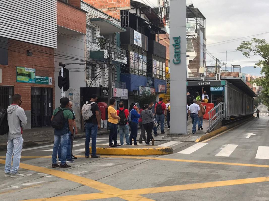 Depués de estar todo el día por fuera de su casa, al llegar es importante que cuide a quienes permanecieron en el hogar: niños, adultos mayores y personas enfermas. Fotos: Manuel Saldarriaga y Jaime Pérez. 