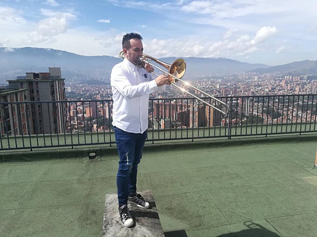 Vladimir Hurtado en el instrumento de la familia de los metales, trombón. FOTO MANUEL SALDARRIAGA