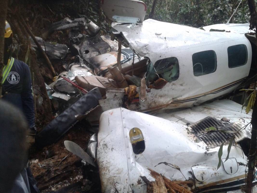 La mujer y su bebé fueron encontrados a unos 500 metros del sitio donde quedó la aeronave luego de que esta escuchara el perifoneo que le hicieron el lunes para que no se alejara de los restos de la avioneta. FOTO CORTESÍA