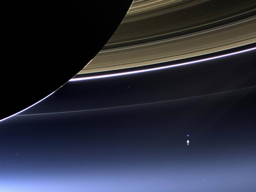 Tomada el 19 de julio de 2013, la cámara gran angular de la nave espacial Cassini de la NASA capturó los anillos de Saturno y nuestro planeta Tierra y su luna en el mismo marco. FOTO: NASA/JPL-Caltech/Space Science Institute