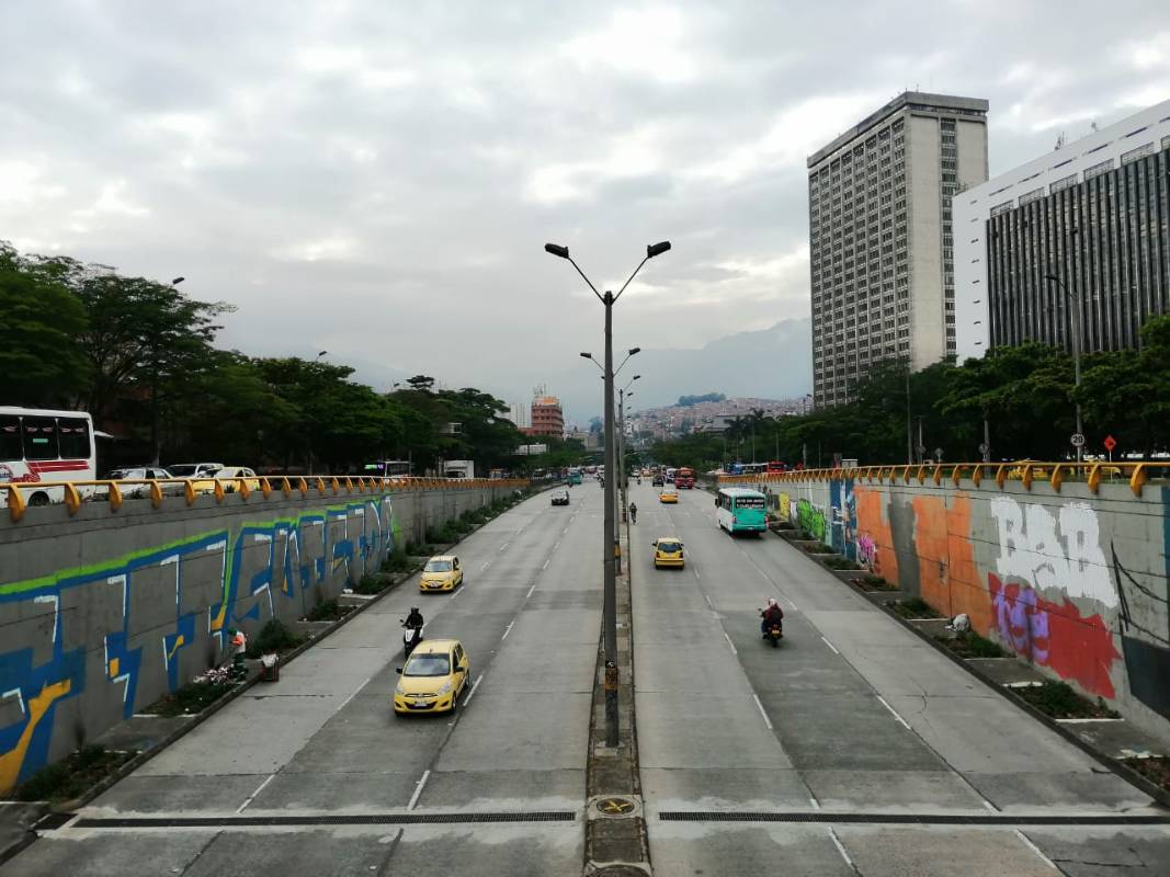 Vehículos con tres o más ocupantes, motos con parrillero o de servicios como mensajería, domicilios o asistencia jurídica de aseguradoras tendrán excepción y pueden circular. Foto: Alejandro Bermúdez