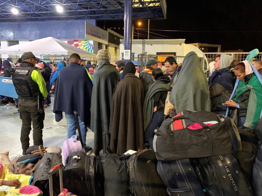 Oficiales y personal de las agencias humanitarias desplegadas a ambos lados de la frontera indicaron que en los últimos días era patente la afluencia de familias enteras con hijos, algunas de hasta tres generaciones, que la medida adoptada por Ecuador, les decidió a dar el paso de llegar al país. FOTO EFE